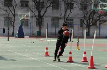 篮球运球绕杆训练 篮球运球绕杆训练